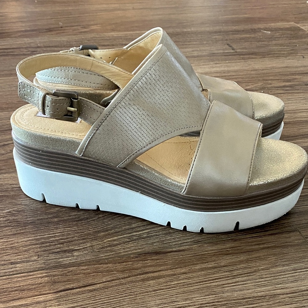 Geox D-Radwa gold metallic leather Platform Sandal Size 41 (US 10.5) vaca resort
